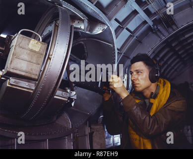 L'homme à côté de la mitrailleuse YB-17 Bomber, Langley Air Force Base, Hampton, Virginie, USA, Alfred T. Palmer pour l'Office of War Information, Mai 1942 Banque D'Images