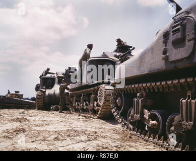 M3 et M4 Tank Company du bivouac, Fort Knox, Kentucky, USA, Alfred T. Palmer pour l'Office of War Information, Juin 1942 Banque D'Images