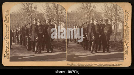 L'amiral Dewey et officiers de la Marine, en ligne au président Roosevelt a Réception de Nouvel An, Maison Blanche, Washington DC, USA, carte stéréo, Underwood & Underwood, 1902 Banque D'Images