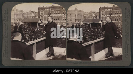 Le président Theodore Roosevelt Discours donnant au Market Square, La Crosse, Wisconsin, USA, carte stéréo, Underwood & Underwood, 1903 Banque D'Images