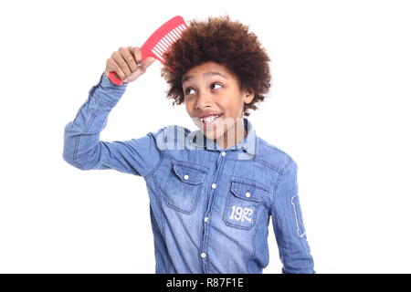 Beau garçon afro devant un fond Banque D'Images