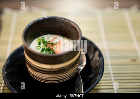 Chawanmushi, vapeur, crème d'oeufs d'aliments japonais dans un restaurant japonais. Banque D'Images