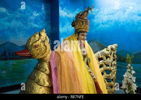 Une figure à la pagode Sule à Yangon, Myanmar. Banque D'Images