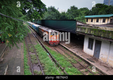 Train arrivant à la gare, proche de la gare de Yangon, Myanmar. Banque D'Images