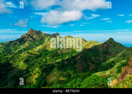 Un sentier de randonnée du mont Batulao dans la province de Batangas, Philippines Banque D'Images