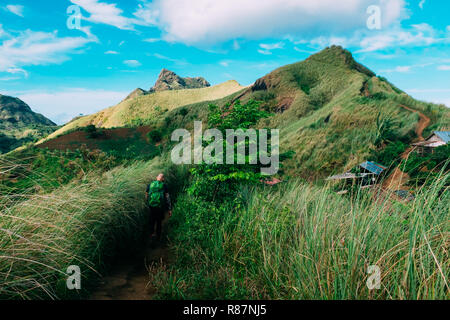 Un sentier de randonnée du mont Batulao dans la province de Batangas, Philippines Banque D'Images