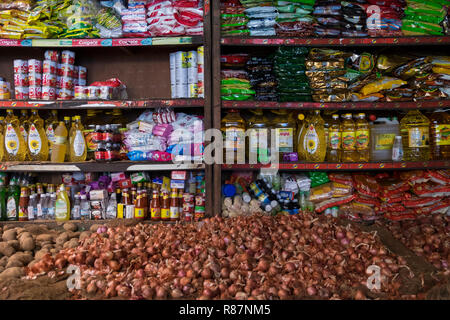 Articles en vente dans un vieux marché à Yangon, Myanmar. Banque D'Images