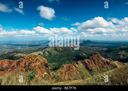 Un sentier de randonnée du mont Batulao dans la province de Batangas, Philippines Banque D'Images