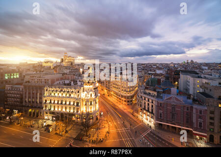 Voiture et feux de circulation sur la rue Gran Via, la principale rue commerçante de Madrid dans la nuit. L'Espagne, l'Europe. Dans Lanmark Madrid, Espagne Banque D'Images