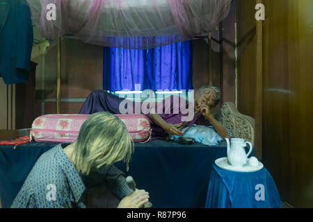 La pièce montrant les fumeurs d'opium au Musée d'élimination des drogues à Yangon, Myanmar.
