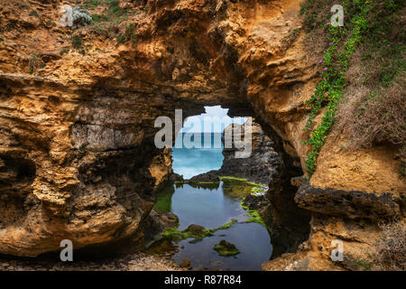 La grotte est l'une des caractéristiques le long de la Great Ocean Road. Banque D'Images