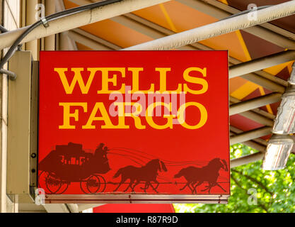 SEATTLE, WA, USA - Juin 2018 : le signe extérieur de l'entrée d'une succursale de la Wells Fargo Bank dans le centre-ville de Seattle. Banque D'Images