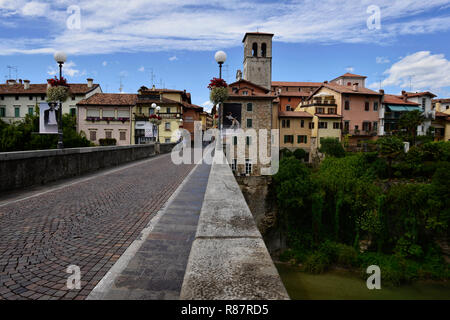 Cividale del Friuli vu du Pont du Diable (15ème siècle, reconstruit en 1918) qui mène à travers la rivière Natisone. Friuli-Venezia Giulia, Italie. Banque D'Images