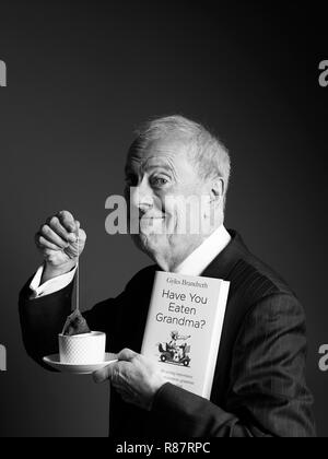 Gyles Brandreth au déjeuner littéraire Oldie 11/12/18, Simpson sur le Strand. Banque D'Images