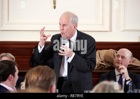 Gyles Brandreth au déjeuner littéraire Oldie 11/12/18, Simpson sur le Strand. Banque D'Images