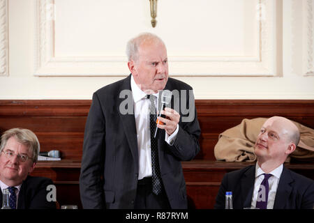 Gyles Brandreth au déjeuner littéraire Oldie 11/12/18, Simpson sur le Strand. Banque D'Images