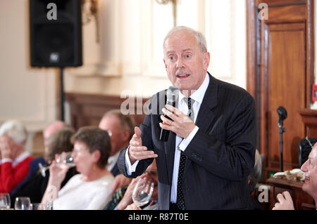 Gyles Brandreth au déjeuner littéraire Oldie 11/12/18, Simpson sur le Strand. Banque D'Images