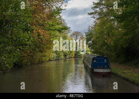 15-04 amarré sur le canal d'Oxford (Nord) près de Stretton Arrêter, Brinklow, Warwickshire, Angleterre, Royaume-Uni (Wop) Banque D'Images