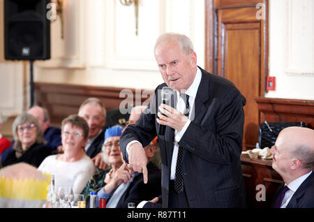 Gyles Brandreth au déjeuner littéraire Oldie 11/12/18, Simpson sur le Strand. Banque D'Images