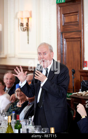 Gyles Brandreth au déjeuner littéraire Oldie 11/12/18, Simpson sur le Strand. Banque D'Images