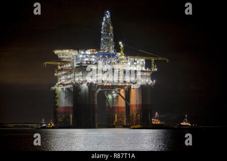 'Big Foot' la Plate-forme de Chevron océan profond, remorqueurs aidant, minuit départ Ingleside Bay, Kiewit Industries. Banque D'Images