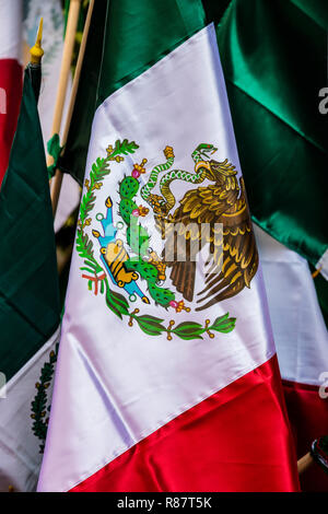 Drapeaux mexicains en vente pendant le jour de l'INDÉPENDANCE DU MEXIQUE - Guanajuato, Mexique Banque D'Images