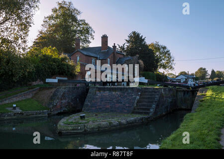 Bas Hillmorton serrures, nord du canal d'Oxford, le plus officiellement ensemble d'écluses sur le canal Anglais : système de Warwickshire, Angleterre, Royaume-Uni (Wop) Banque D'Images