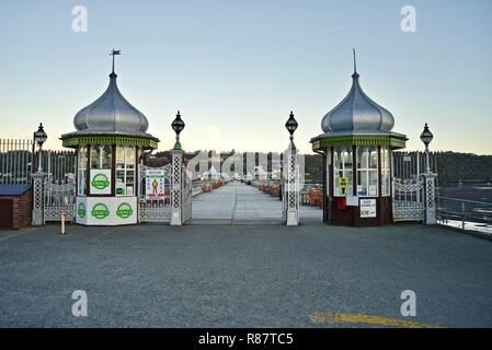 Les portes et les kiosques de Bangor Pier à l'aube, Bangor, Gwynedd, au nord du Pays de Galles, Royaume-Uni Banque D'Images