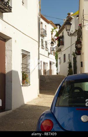 Street dans la vieille ville d'Altea avec un bleu VW Coccinelle, Province d'Alicante, Espagne. Banque D'Images