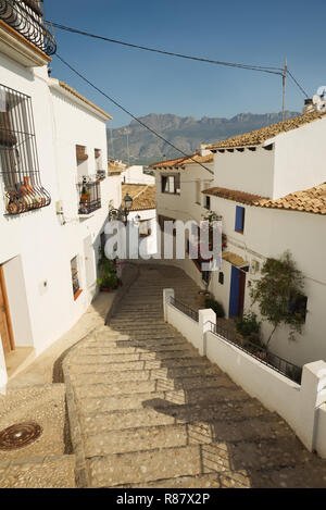 L'un des nombreux escaliers de la vieille ville d'Altea, Province d'Alicante, Espagne. Banque D'Images