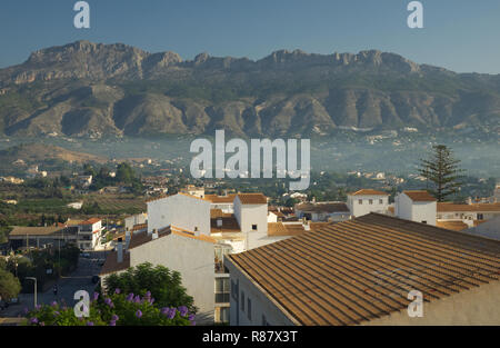 Avec l'Altea Altea Hills dans l'arrière-plan en partie couverte par la brume du matin, province d'Alicante, Espagne. Banque D'Images