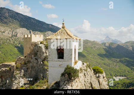 Le clocher de El Castell de Guadalest, dans la ville touristique de Guadalest, province d'Alicante, Espagne Banque D'Images