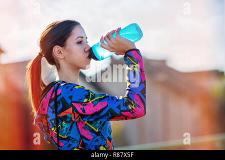 Jeune femme remise en forme après la formation de l'eau potable Banque D'Images