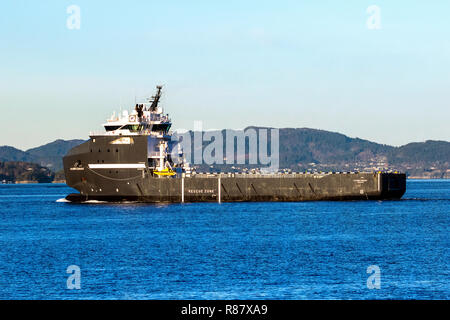 Multi-usage en mer d'un navire d'approvisionnement de l'énergie sur le terrain Olympique sur Byfjorden, à l'extérieur de Bergen, Norvège. Banque D'Images