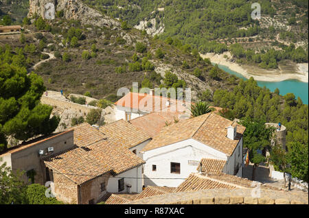 El Castell de Guadalest, dans la ville touristique de Guadalest, province d'Alicante, Espagne Banque D'Images