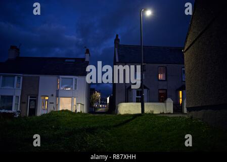 Maisons mitoyennes dans la nuit dans le village balnéaire de conseil informatique, Anglesey, au nord du Pays de Galles, Royaume-Uni Banque D'Images