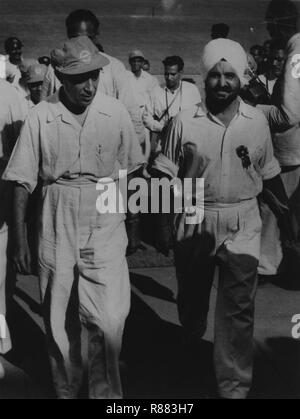 Le capitaine Anant Singh avec le Premier Ministre Jawaharlal Nehru de l'Inde. Banque D'Images