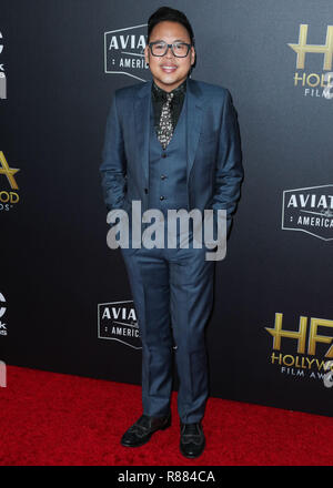 BEVERLY HILLS, LOS ANGELES, CA, USA - 04 NOVEMBRE : l'Acteur Nico Santos portant un costume Paul Smith, une chemise, et Tomas Maier chaussures Bottega Veneta et cravate arrive à la 22e Hollywood Film Awards tenue à l'hôtel Beverly Hilton le 4 novembre 2018 à Beverly Hills, Los Angeles, Californie, États-Unis. (Photo par Xavier Collin/Image Press Office) Banque D'Images