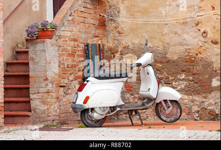 Scooter à Castiglione d'Orcia, Italie Banque D'Images