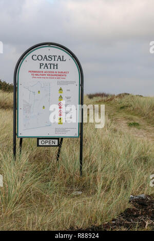 Panneau d'entrée pour le sentier du littoral à Ballykinler,comté de Down, Irlande du Nord. Le chemin à travers les terres permissive MOD est soumis aux règles affichées. Banque D'Images