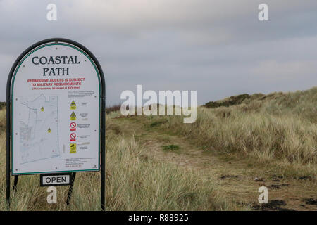Inscrivez-vous sur les règles précisant la marche sur terrain MOD à l'entrée du sentier du littoral à Ballykinler, comté de Down, Irlande du Nord. Banque D'Images