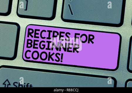 Notez par écrit indiquant les recettes pour cuisiniers débutants. Photo d'affaires mettant en vedette rapide et facile des préparations alimentaires pour les nouveaux chefs l'intention de créer un clavier Banque D'Images