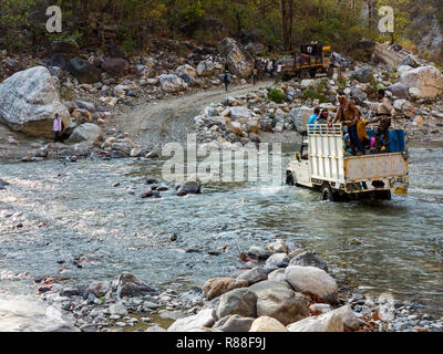 Traverser la rivière sur le Ladhya a récemment ouvert à partir de la route de village, Chalti Chuka Kumaon Hills, Uttarakhand, Inde Banque D'Images