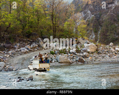 Traverser la rivière sur le Ladhya a récemment ouvert à partir de la route de village, Chalti Chuka Kumaon Hills, Uttarakhand, Inde Banque D'Images