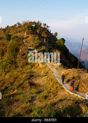 Femme indienne 'passage' à la selle Tulla Kote, village distant Tallas des repas, où Jim Corbett tourné un maneater, Kumaon Hills, Uttarakhand, Inde Banque D'Images