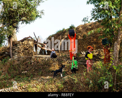 Habitants d'Dalkanya, un village isolé sur le Nandhour Kumaon Hills, vallée, Uttarakhand, Inde Banque D'Images