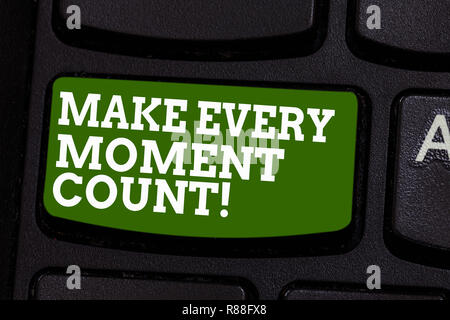 L'écriture note montrant que chaque moment compte. Photo d'affaires mettant en valeur la pensée positive toujours une bonne attitude, l'intention de créer une touche de clavier Banque D'Images