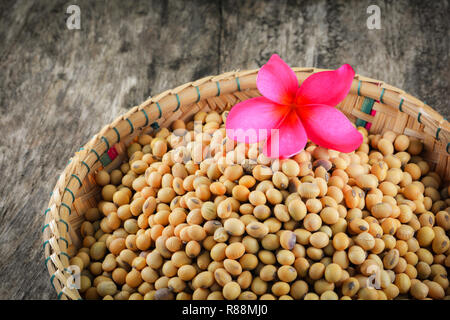 Le soja dans panier / tas de grains de soja Graines sur panier de bambou sur fond sombre - fèves de soja Banque D'Images