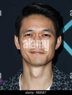 SANTA MONICA, LOS ANGELES, CA, USA - 11 NOVEMBRE : l'Acteur Harry Shum Jr. portant un regard Emporio Armani, Gola Classics espadrilles et un Jason de Beverly Hills épinglette (conçu par Warren Alfie Baker) pose dans la salle de presse au People's Choice Awards 2018 qui a eu lieu au Barker Hangar le 11 novembre 2018 à Santa Monica, Los Angeles, Californie, États-Unis. (Photo par Xavier Collin/Image Press Office) Banque D'Images