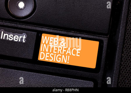 Texte de l'écriture et la conception d'Interface Web. Les concepteurs de site Web sens Concept sites en ligne de touche clavier en intention de créer message de l'ordinateur Banque D'Images